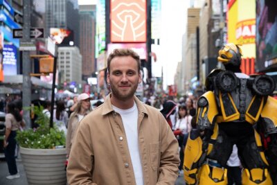 Wann ist ein Mann ein Mann? - ZDF-Psychologe Leon Windscheid im Interview - Um 19.30 Uhr geht es am selben Abend, aber mit anderem Thema weiter mit Leon Windscheid: In der ebenfalls dreiteiligen Reihe "Terra X: Weltstädte" reist der 35-jährige Psychologe zum Auftakt nach New York, um zu erforschen, warum bestimmte Metropolen das geworden sind, was sie sind. Am 15.9. geht es in Istanbul und am 22.9 in Paris weiter.