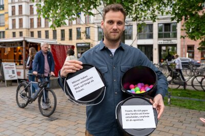 Wann ist ein Mann ein Mann? - ZDF-Psychologe Leon Windscheid im Interview - Leon Windscheid bereitet in der Fußgängerzone ein Experiment zu Rollenbildern und Gewaltaffinitäten vor. Passanten sollen bunte Bälle in Eimer werfen, deren aufgedruckte Aussage sie unterstützen.