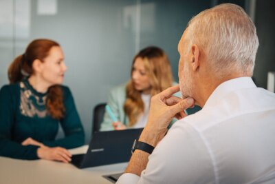 Wann Sie gegen Altersdiskriminierung vorgehen können - Betroffene von Altersdiskriminierung können sich rechtlich beraten lassen und Klage erheben. Aber: Nicht jede unterschiedliche Behandlung ist rechtswidrig.