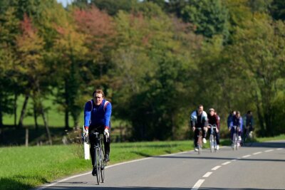 War Alfred Herrhausen für Sie ein Held, Herr Masucci? - Rad-Training im heimischen Taunus: Boss Herrhausen (Oliver Masucci) zieht auch beim Sport einen Tross von Sicherheitskräften hinter sich her. 