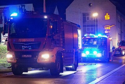 War es Brandstiftung? Drei Autos von Pflegedienst in Flammen - Verletzt wurde niemand, jedoch entstand an den Fahrzeugen erheblicher Sachschaden. Ein dritter PKW wurde durch das Feuer beschädigt. Foto: Xcitepress