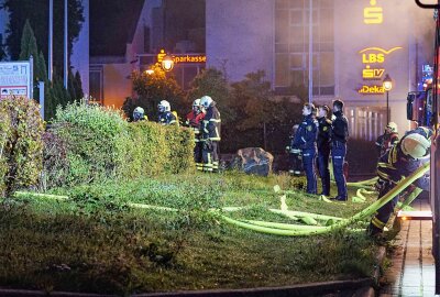 War es Brandstiftung? Drei Autos von Pflegedienst in Flammen - Die Polizei hat die Ermittlungen zur Brandursache aufgenommen.