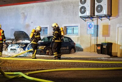 War es Brandstiftung? Drei Autos von Pflegedienst in Flammen - Die Polizei hat die Ermittlungen zur Brandursache aufgenommen.