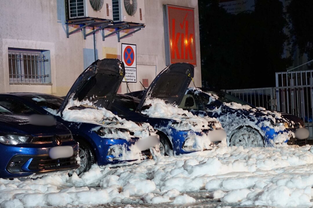 War es Brandstiftung? Drei Autos von Pflegedienst in Flammen - In der Nacht zum Samstag, gegen 3.45 Uhr, kam es in der Ritterstraße zu einem Feuer an zwei geparkten Fahrzeugen. 