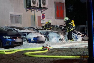 War es Brandstiftung? Drei Autos von Pflegedienst in Flammen - In der Nacht zum Samstag, gegen 3.45 Uhr, kam es in der Ritterstraße zu einem Feuer an zwei geparkten Fahrzeugen. 