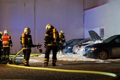 War es Brandstiftung? Drei Autos von Pflegedienst in Flammen - Verletzt wurde niemand, jedoch entstand an den Fahrzeugen erheblicher Sachschaden. Ein dritter PKW wurde durch das Feuer beschädigt.