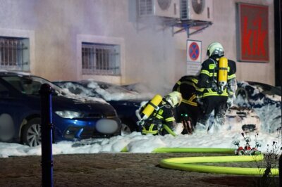 War es Brandstiftung? Drei Autos von Pflegedienst in Flammen - Die Polizei hat die Ermittlungen zur Brandursache aufgenommen.