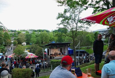 Warmbader Kurparkfest sorgt trotz Regen für gute Stimmung - Nachdem der Regen aufgehört hatte, füllte sich der Kurpark wieder. Foto: Andreas Bauer