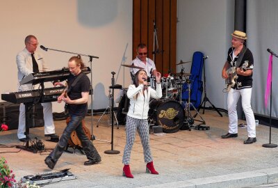 Warmbader Kurparkfest sorgt trotz Regen für gute Stimmung - Ein Hit nach dem anderen wurde von der Band aus Leipzig gespielt. Foto: Andreas Bauer