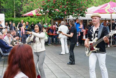 Warmbader Kurparkfest sorgt trotz Regen für gute Stimmung - Immer wieder bezogen die Musiker das Publikum in ihre Darbietung ein. Foto: Andreas Bauer