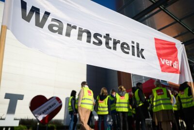 Warnstreik: Flüge in Leipzig/Halle und Dresden gestrichen - Beschäftigte fordern bei dem Warnstreik mehr Lohn.