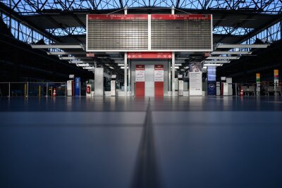 Warnstreik: Flüge in Leipzig/Halle und Dresden gestrichen - Warnstreik: Die Abflughalle am Dresdener Flughafen ist menschenleer.