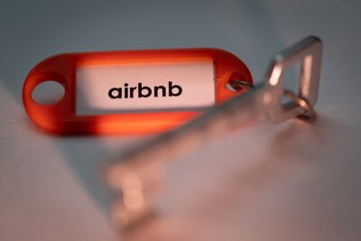 Warnung vor Betrugsmasche auf Airbnb - Achtung vor Betrugsversuchen bei Airbnb-Buchungen: Wenn eine Unterkunft Kontakt per E-Mail verlangt, handelt es sich oft um eine Betrugsmasche.