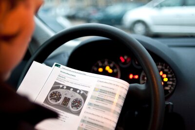 Warnzeichen im Auto blinkt - das müssen Sie tun - Autofahrer sollten sich mit den wichtigsten Funktionen ihres Wagens vertraut machen, insbesondere mit den Bedeutungen der Warnzeichen im Armaturenbrettt.