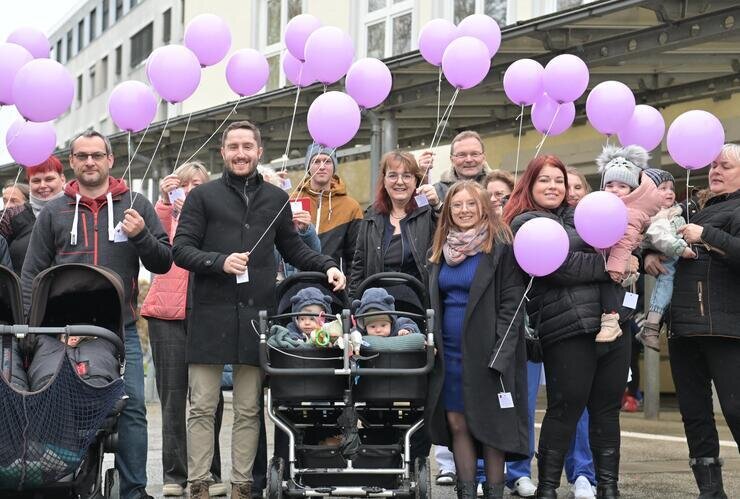 Warum am Auer Helios-Klinikum 35 Luftballons mit guten Wünschen aufgestiegen sind - Zum Welt-Frühgeborenen-Tag sind in Aue 35 Luftballons aufgestiegen. Foto: Ramona Schwabe