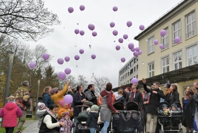 Warum am Auer Helios-Klinikum 35 Luftballons mit guten Wünschen aufgestiegen sind - Zum Welt-Frühgeborenen-Tag sind in Aue 35 Luftballons aufgestiegen. Foto: Ramona Schwabe