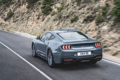 Warum der neue Ford Mustang ein Muscle Car alter Schule ist - Cruisen statt rasen: Das gelingt vortrefflich auf kurvenreichen Landstraßen.