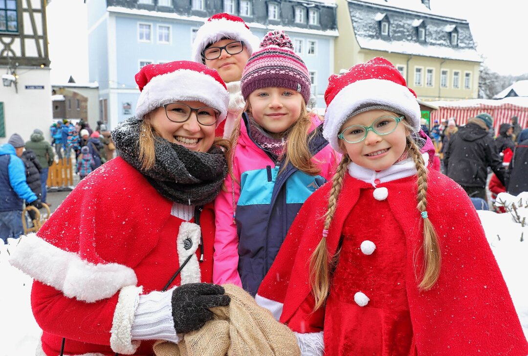 Warum der Weihnachtsmann in Zwönitz zuhause ist - Einblicke von der Weihnachtsmannparade in Zwönitz 2023. Foto: Katja Lippmann-Wagner