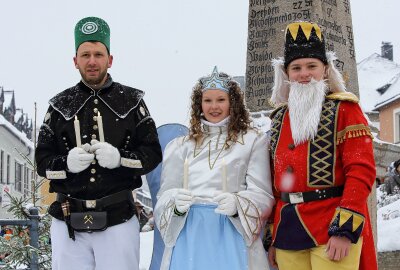 Warum der Weihnachtsmann in Zwönitz zuhause ist - Weihnachtsmannparade Zwönitz 2023 - Foto: Katja Lippmann-Wagner