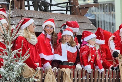 Warum der Weihnachtsmann in Zwönitz zuhause ist - Weihnachtsmannparade Zwönitz 2023 - Foto: Katja Lippmann-Wagner