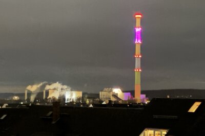 Warum die Chemnitzer Esse am Sonntag nicht komplett leuchtete - Lediglich der Abschnitt, der lila leuchtet, erhellte am Sonntagabend den Himmel über Chemnitz.