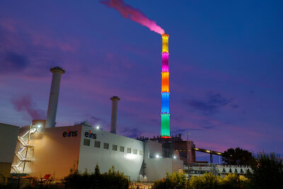 Warum die Chemnitzer Esse am Sonntag nicht komplett leuchtete - So kennt man die Chemnitzer Esse in der Nacht: Hell erlauchtet. Foto: Harry Härtel/Archiv