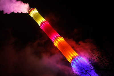 Warum die Chemnitzer Esse am Sonntag nicht komplett leuchtete - Eigentlich leuchtet die Chemnitzer Esse mit vielen Farben in den Chemnitzer Nachthimmel. Foto: Harry Härtel/Archiv