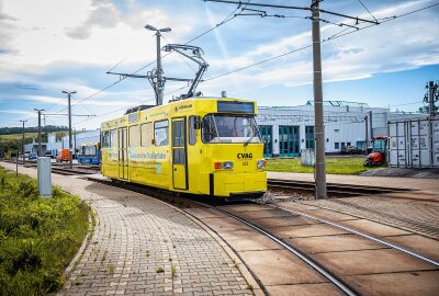 Warum eine Straßenbahn in Chemnitz ohne Fahrgäste fährt - Die gelbe Tatra-Bahn ist regelmäßig auf der Straßenbahnlinie 5 unterwegs.Foto: CVAG 