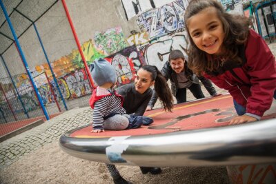 Warum es wichtig ist, mit Kindern Achtsamkeit zu üben - Im Hier und Jetzt zu leben, tut auch Kindern gut - Eltern sollten Räume dafür schaffen.