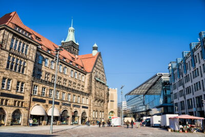 Warum hassen alle Chemnitz? - Chemnitzer Zentrum mit dem Rathaus (l.) und dem Markt.