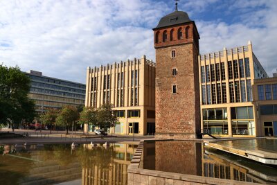 Warum hassen alle Chemnitz? - Der Rote Turm ist eines der Wahrzeichen der Stadt. Er steht vorm Einkaufszentrum "Galerie Roter Turm".