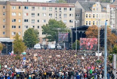 Warum hassen alle Chemnitz? - Das #Wirsindmehr-Konzert fand am 3. September 2018 in Chemnitz statt als Gegenevent zu den rechten Demos nach dem Mord beim Stadtfest.