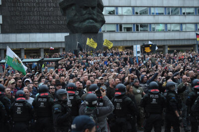 Warum hassen alle Chemnitz? - Nach dem Tod von Daniel H. demonstrierten viele Menschen 2018 auf der Brückenstraße in Form eines "Trauermarschs". Die Demos hatten rechten Hintergrund und beherrschen noch heute das Image der Stadt.