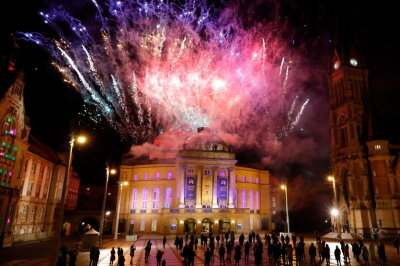 Warum hassen alle Chemnitz? - Am 28. Oktober 2020 wurde Chemnitz zur Kulturhauptstadt Europas 2025 ernannt und feierte am Theaterplatz mit großem Feuerwerk. 