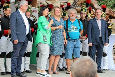 Warum Michael Kretschmer und Markus Söder den Sauensäger in Blockhausen besuchen - Prof. Klaus-Dieter Barbknecht, Susann Leithoff- Kandidaten des Wahlkreises 17 CDU, Steffi und Andreaas Martin- Gastgeber und Sauensäger, Jörg Markert- Landtagskandidat Liste 16 CDU. Foto: Renate Fischer