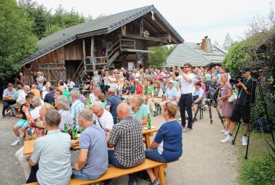 Warum Michael Kretschmer und Markus Söder den Sauensäger in Blockhausen besuchen - Der Hof in Blockhausen gefüllt mit Interessenten. Foto: Renate Fischer