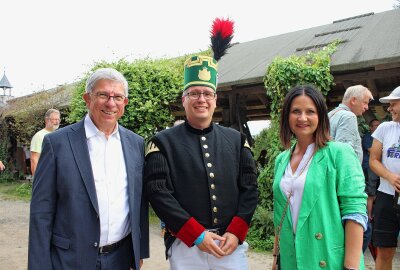 Warum Michael Kretschmer und Markus Söder den Sauensäger in Blockhausen besuchen - Klaus-Dieter Barbknecht- CDU-Landtagskandidat, Richard Thum- 1.Vorsitzender des Saxonia Bergmusikkorps, Susann Leithoff- stellv. Fraktionsvorsitzende der CDU im Sächsischen Landtag. Foto: Renate Fischer