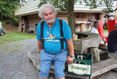 Warum Michael Kretschmer und Markus Söder den Sauensäger in Blockhausen besuchen - Andreas Martin - der Sauensäger und Hausherr - hilft noch immer bei allem, auch beim Bierkästen für die Gäste heranbringen. Foto: Renate Fischer