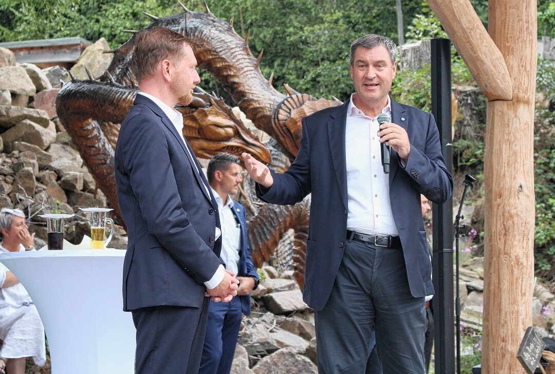 Warum Michael Kretschmer und Markus Söder den Sauensäger in Blockhausen besuchen - Markus Söder bei seiner Rede  links von ihm Michael Kretschmer. Foto: Renate Fischer