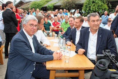 Warum Michael Kretschmer und Markus Söder den Sauensäger in Blockhausen besuchen - Prof. Klaus-Dieter Barbknecht, Susann Leithoff, Steffi und Andreaas Martin sowie Jörg Markert (v.r.). Foto: Renate Fischer