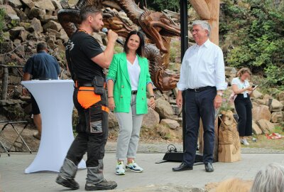 Warum Michael Kretschmer und Markus Söder den Sauensäger in Blockhausen besuchen - Michael Martin erklärt den Spitzenkandidaten Susann Leithoff und Prof. Klaus- Dieter Barbknecht das Sauensägen. Foto: Renate Fischer