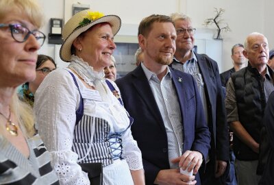 Warum Sachsens Ministerpräsident in der Süss-Mühle Raschau die Glocken läuten hört - Der Ministerpräsident bei der Führung durch die Mühle. Foto: Katja Lippmann-Wagner