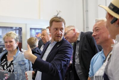 Warum Sachsens Ministerpräsident in der Süss-Mühle Raschau die Glocken läuten hört - Ministerpräsident Michael Kretschmer bei der Führung durch die Süss-Mühle. Foto: Katja Lippmann-Wagner