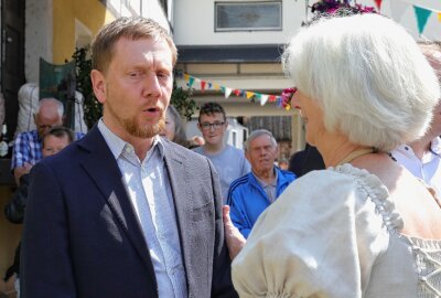 Warum Sachsens Ministerpräsident in der Süss-Mühle Raschau die Glocken läuten hört - Hannelore Döscher begrüßte den Ministerpräsidenten in der Süss-Mühle. Foto: Katja Lippmann-Wagner