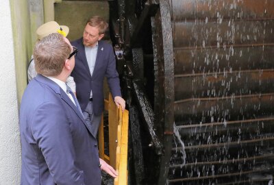 Warum Sachsens Ministerpräsident in der Süss-Mühle Raschau die Glocken läuten hört - Das Wasserrad in der Süss Mühle. Foto: Katja Lippmann-Wagner