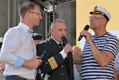 Warum sich 102 Seemänner und Seefrauen auf dem Schneeberger Marktplatz eingefunden haben - Bei der Bürgermeisterwette in Schneeberg - im Bild (v.li.) Moderator Mario Unger-Reißmann, de rauf charmante Weise durchs Programm geführt hat, Herausforderer Jörg Sämann und Bürgermeister Ingo Seifert. Foto: Ramona Schwabe