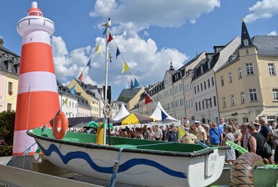 Warum sich 102 Seemänner und Seefrauen auf dem Schneeberger Marktplatz eingefunden haben - Bei der Bürgermeister hatte man für maritimes Flair auf dem Schneeberger Markt gesorgt. Foto: Ramona Schwabe