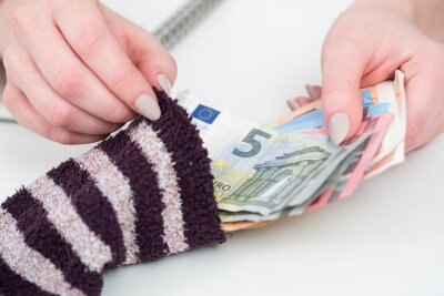 Warum Sie Ihr Geld anlegen sollten - und wie das funktioniert - Geld in Socken bunkern? So wird das nichts mit dem Zinseszinseffekt.