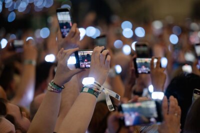 Warum wir uns nach Konzerten leer fühlen können - Von Wooow zu nooooo: Ein Konzert kann ein bedeutendes Ereignis für Fans sein und eine große Menge an Glückshormonen freisetzen. Manche fallen danach aber auch in ein Stimmungsloch.