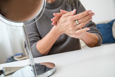 Was bringt die Haut mit 60+ zum Strahlen? - Auch die Haut an den Händen freut sich über etwas Aufmerksamkeit - etwa in Form einer reichhaltigen Handcreme.